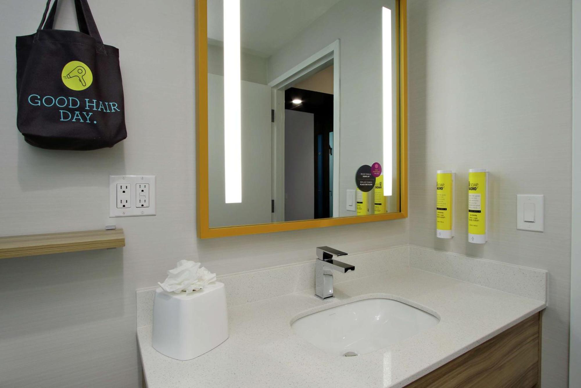 Tru By Hilton Meridian Ngoại thất bức ảnh